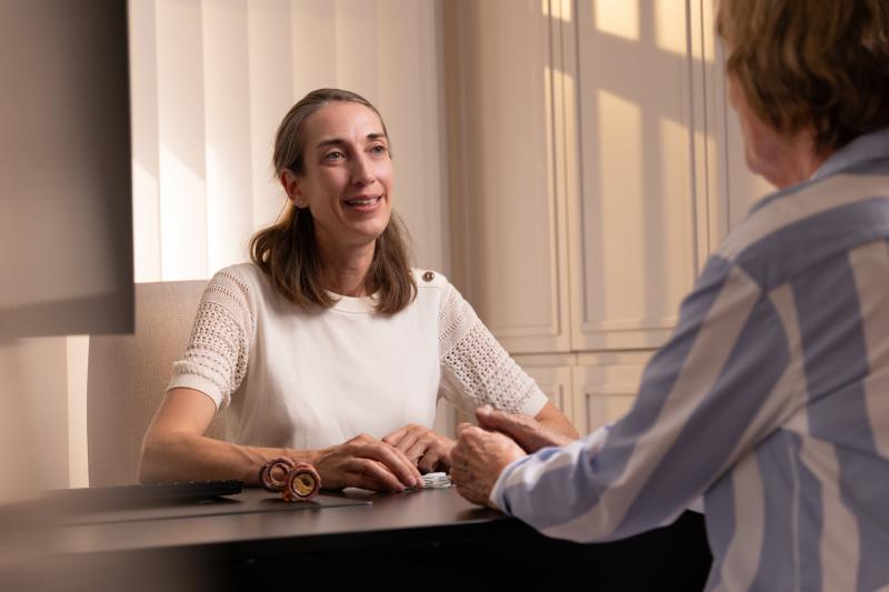Photo de Elisabeth Côté s'entretenant avec un patient